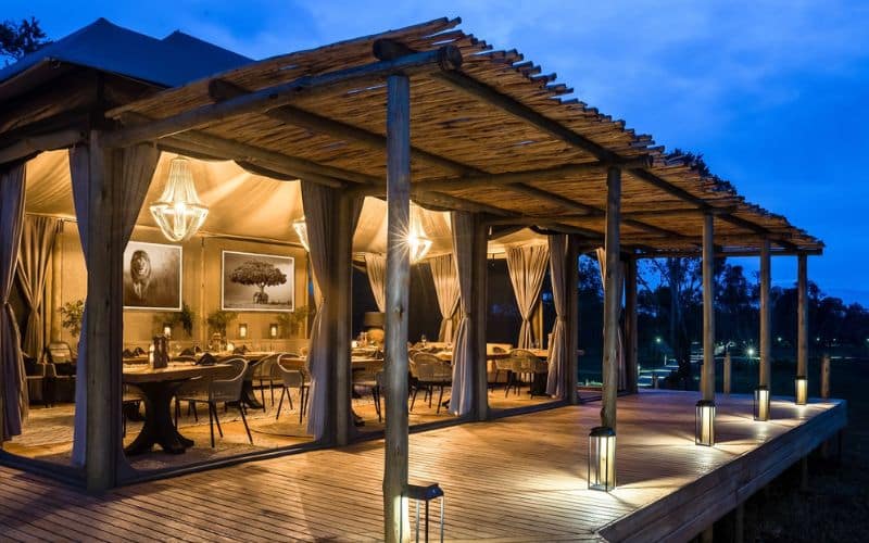 Een tented camp restaurant tijdens een compleet verzorgde reis naar Kenia.