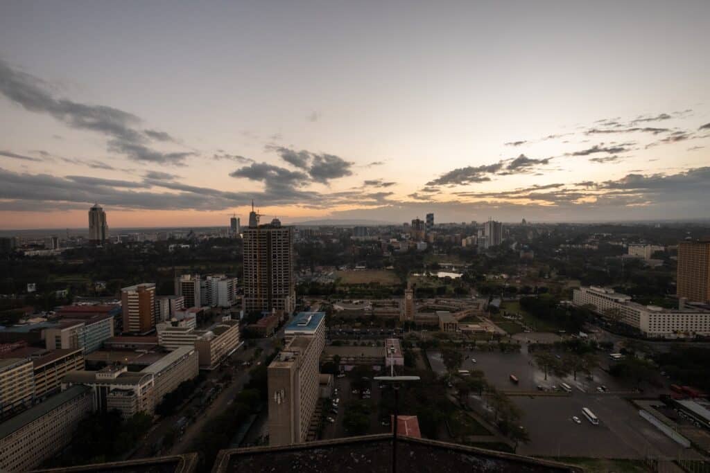 De hoofdstad van Kenia Nairobi in de zon